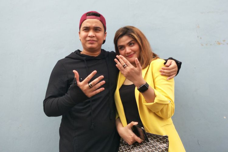 Billy Syahputra dan Hilda Vitria Khan pamer cincin couple.