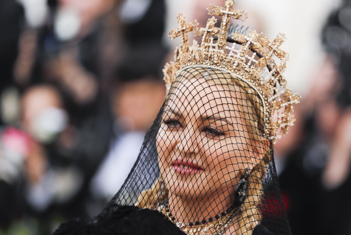 Madonna memakai mahkota karya Renaldy Yunardi di Met Gala 2018.