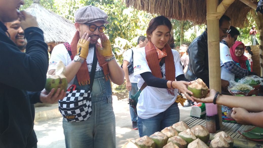 Model dan aktris Fina Philippe (kanan) dan Dede Edun (tengah), saat berkunjung ke Pasar Pancingan, NTB, Selasa (8/5). Foto:GenpiLombok