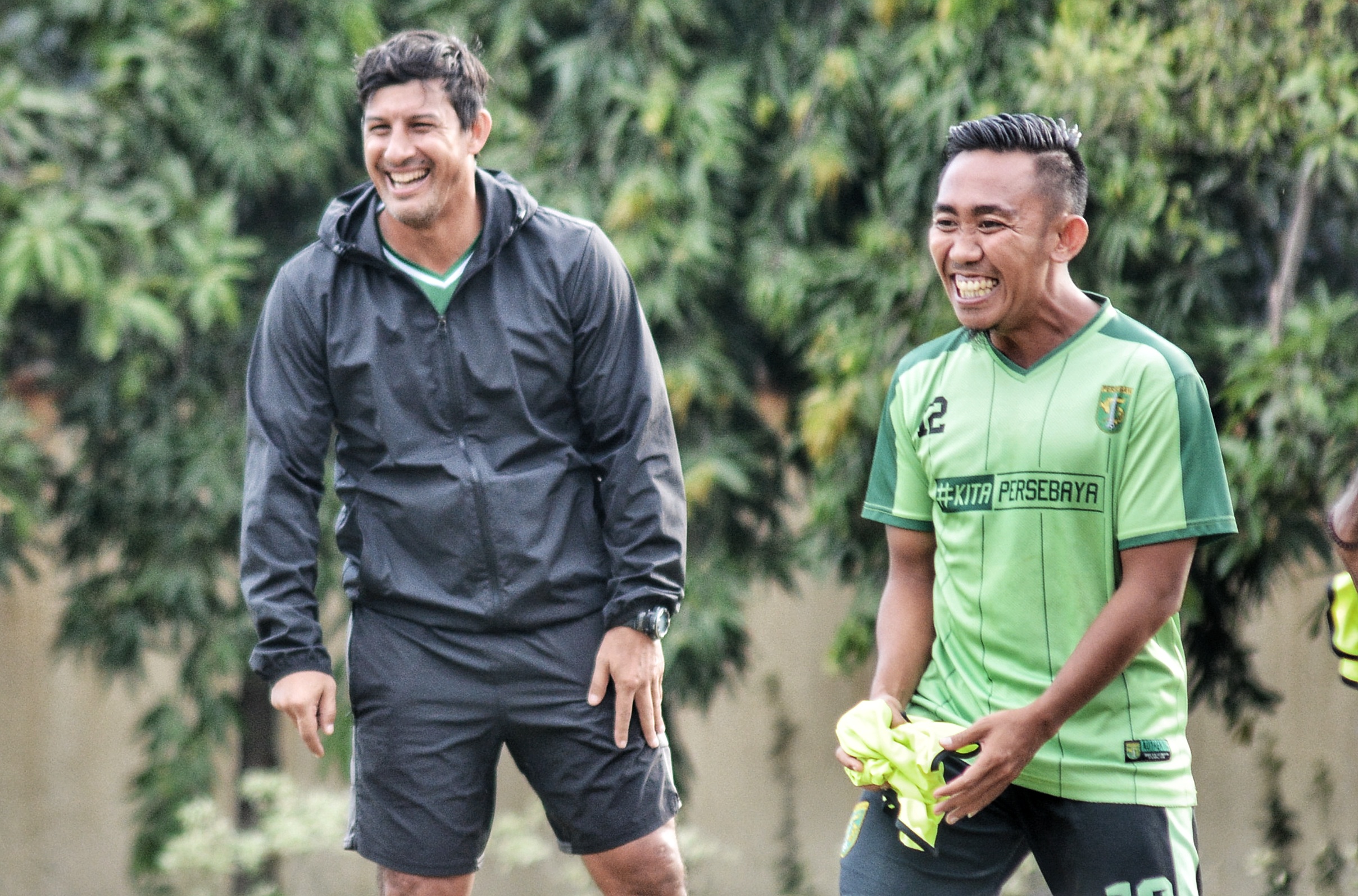 Kapten Persebaya, Rendi Irwan (kanan) bersama dengan pekatih, Alfredo Vera. (foto: hrs/ngopibareng)