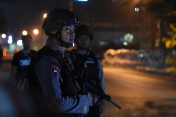 Personil Brimob berjaga di depan Markas Komando Brigade Mobil di Kelapa Dua, pasca bentrok antara polisi dengan tahanan Rumah Tahanan Markas Komando Brigade Mobil, di Depok, Jawa Barat, Rabu, 9 Mei 2018 dini hari. (Foto: Antara)