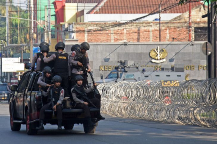 Petugas Brimob melintas di depan Mako Brimob Kelapa Dua pascabentrok antara petugas dengan tahanan di Depok, Jawa Barat, Rabu 9 Mei  2018. Kepolisian meningkatkan pengamanan dengan menutup akses jalan di depan Markas Korps Brimob sehingga tidak dapat dilalui kendraan dan mengalihkannya ke jalur alternatif. (Foto: Antara)