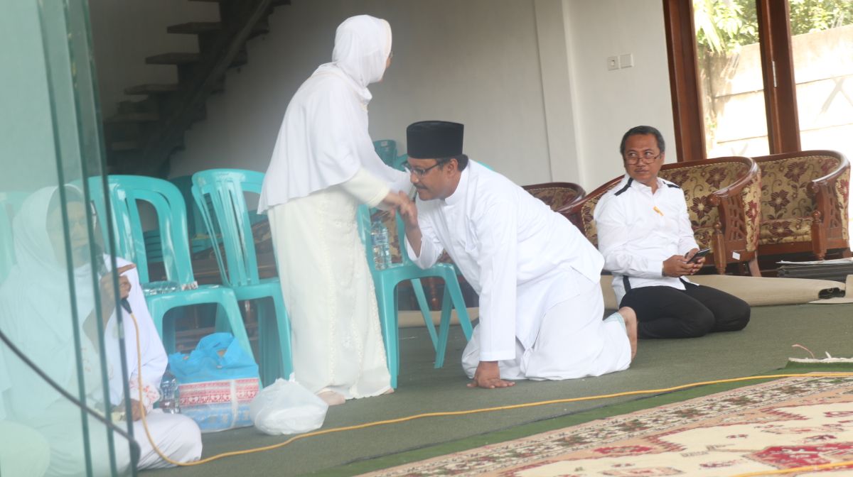 Gus Ipul bersilaturrahmi dengan Nyai Muhasonah, di Pondok Pesantren Mamba'ul Ma'arif Denanyar, Jombang, Rabu, 9 Mei 2018. 