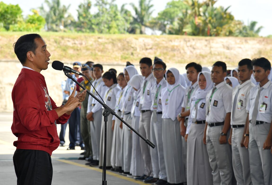 Presiden Joko Widodo bertegur sapa dengan sekira 350 ketua dan pengurus OSIS SMA/SMK se-Kota Pekanbaru dari 34 sekolah negeri dan swasta. Pertemuan tersebut dilaksanakan di Pangkalan TNI AU Roesmin Nurjadin, Kota Pekanbaru. (foto: biro pers setpres)