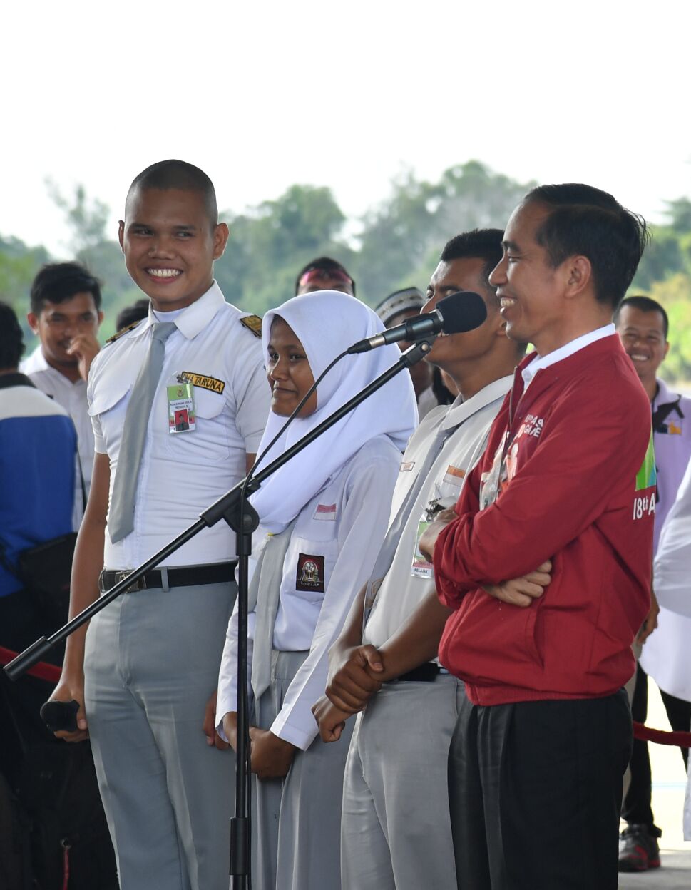 Presiden Joko Widodo bertegur sapa dengan sekira 350 ketua dan pengurus OSIS SMA/SMK se-Kota Pekanbaru dari 34 sekolah negeri dan swasta. Pertemuan tersebut dilaksanakan di Pangkalan TNI AU Roesmin Nurjadin, Kota Pekanbaru. (foto: biro pers setpres)