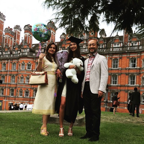 Ally tak cuma hobi pamer kemewahan. Ia berhasil menyelesaikan studinya di London, Inggris.