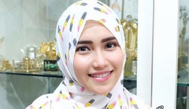 Ayu Ting Ting mengenakan hijab.