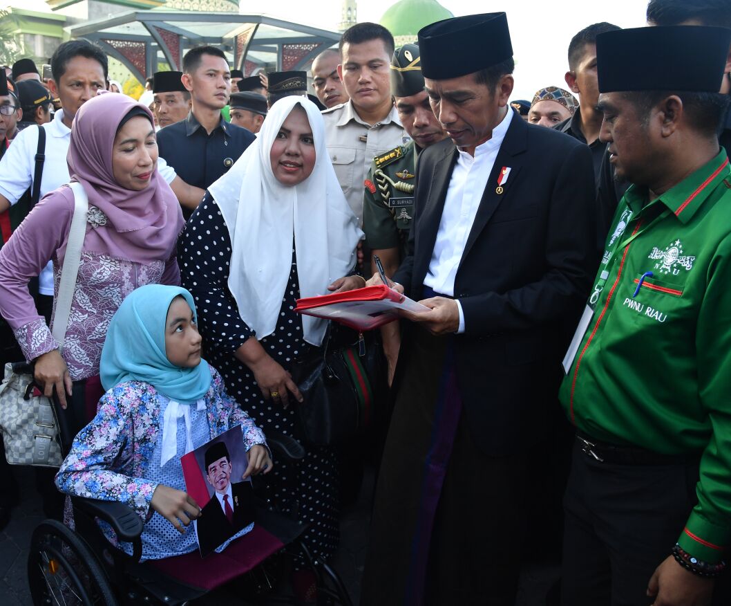 Presiden Joko Widodo bertemua Bulan, seorang difabel pada acara Harlah ke-92 NU di Riau. (foto: ist)