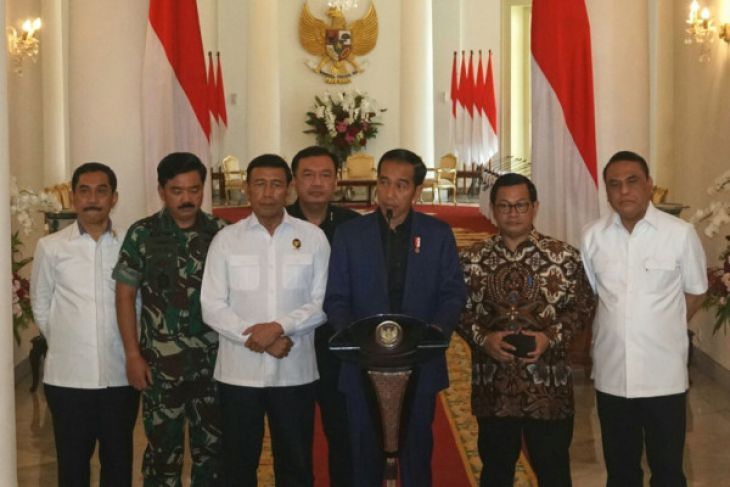 Presiden Joko Widodo saat melakukan jumpa pers di Istana Kepresidenan Bogor, Jawa Barat pada Kamis 10 Mei 2018. Presiden tegaskan negara dan seluruh rakyat Indonesia tidak takut terhadap terorisme dan upaya yang mengganggu keamanan negara. (Foto: Antara)