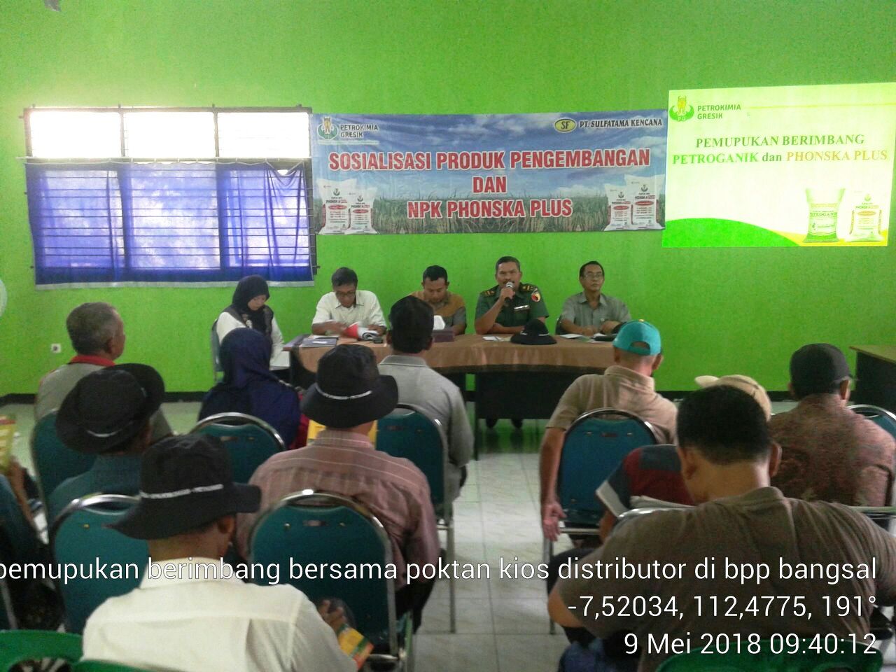 Bati Tuud Koramil 0815/10 BangsaL Saat Sosialisasi Produk Pengembangan NPK Phonska Plus Di Kantor BPP