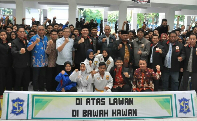 Ketua IPSI Surabaya, Bambang Haryo  bersama para pesilat di Kejuaran Piala Wali Kota Surabaya. foto:tom/ngopibareng.id 