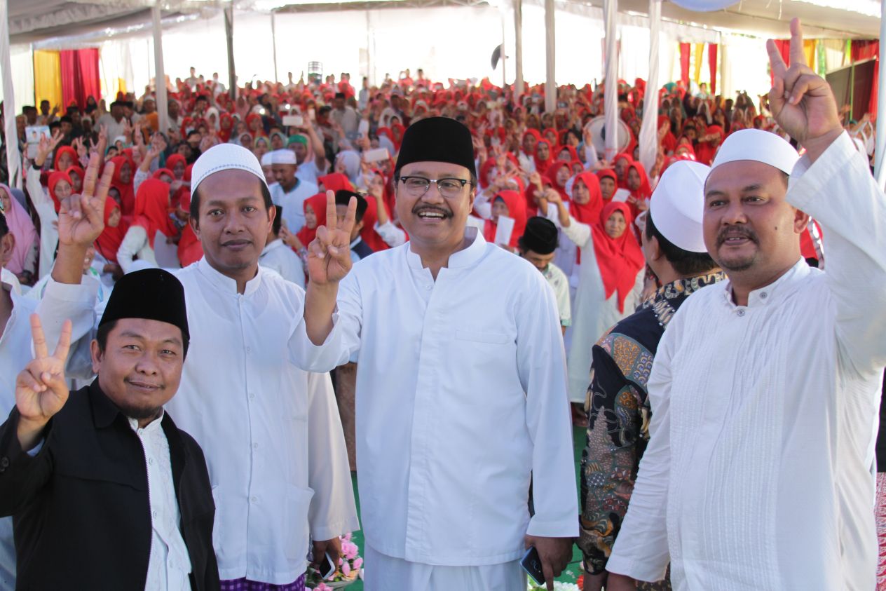 Gus Ipul  silaturrahim bersama kiai dengan tajuk 'Silaturrahmi Masyayikh, Pengasuh Pesantren, dan Tokoh Masyarakat, Kabupaten Lumajang,