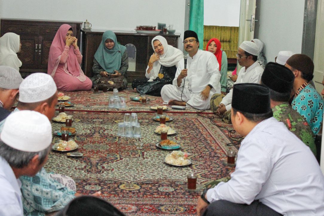 Gus Ipul dan Para Kiai Kampung menghadiri pertemuan tertutup di Pondok Pesantren Roudlotul Ulum, Sumberwringin, Jember, Kamis, 10 Mei 2018.