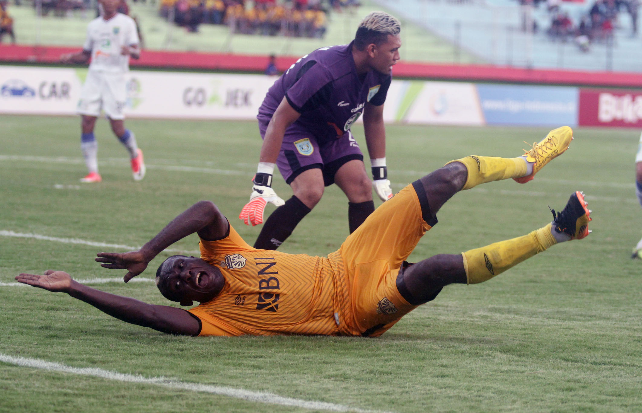 Kiper Persela Dwi Kusnanto saat melawan Bhayangkara FC. Foto:tom/ngopibareng.id