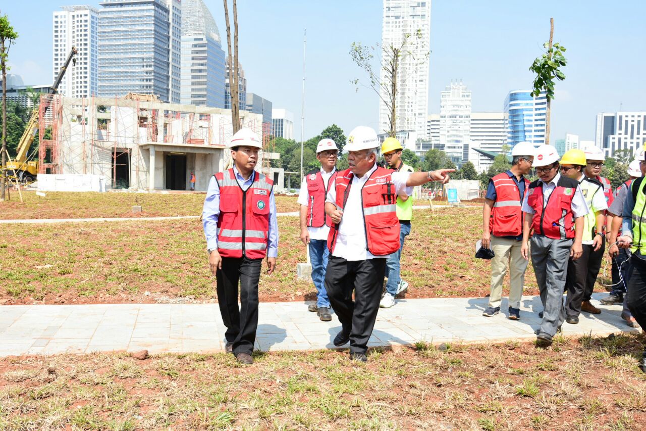 Menteri Pekerjaan Umum dan Perumahan Rakyat (PUPR) Basuki Hadimuljono melakukan pengecekan untuk memastikan kesiapan venue dan penataan kawasan di Kompleks Gelora Bung Karno (GBK), Senayan, Jakarta, Kamis, 10 Mei 2018. (Foto: Ist) 