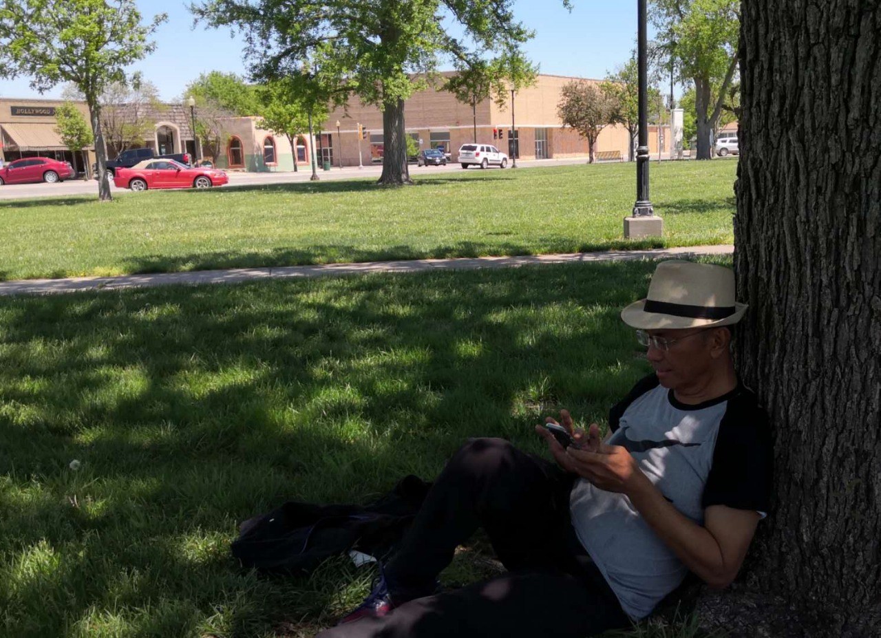 Istirahat sambil menulis naskah utk disway edisi kmrn di kota Great Bend, Kansas, Amerika Serikat.