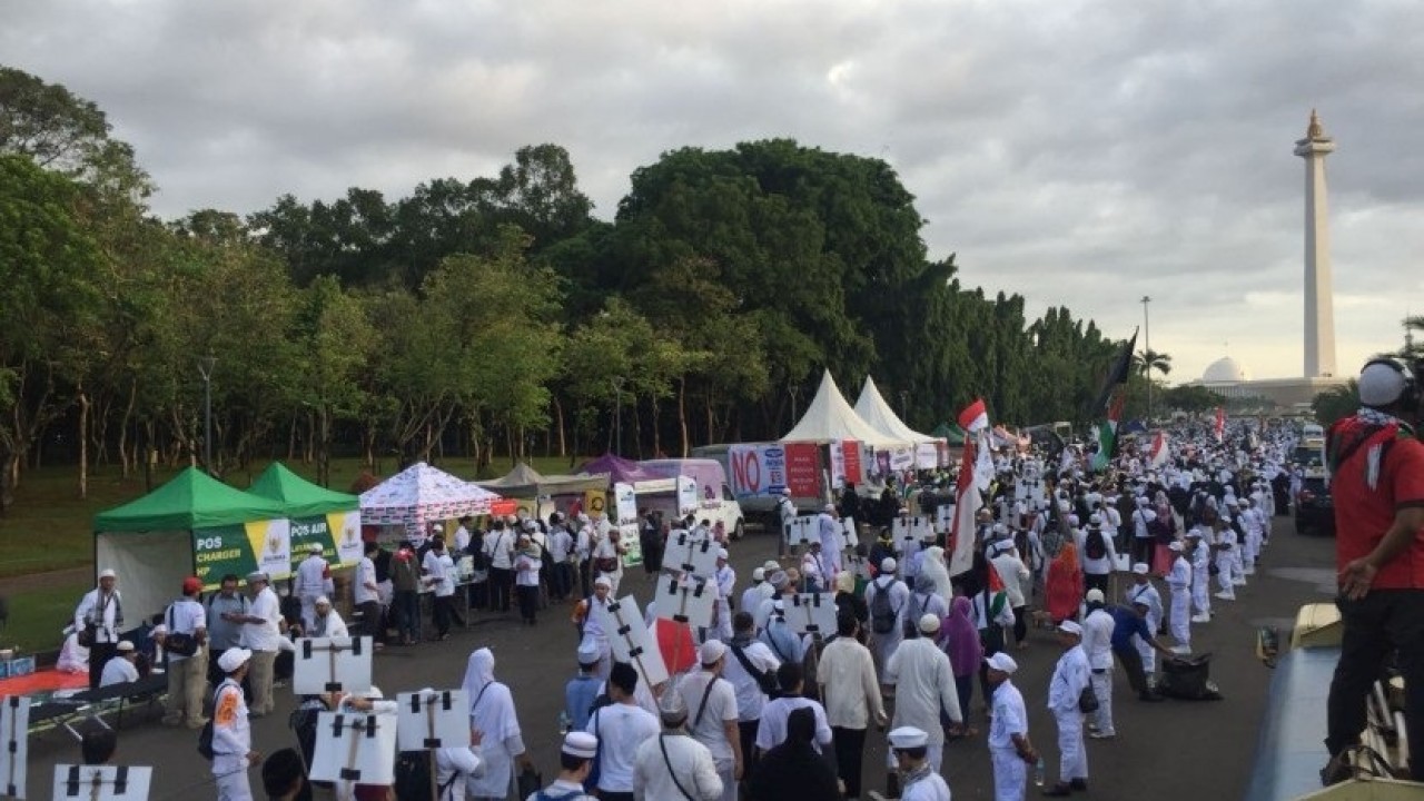 Massa Aksi Bela Palestina long march dari Masjid Istiqlal ke Monas, Jakarta Pusat.