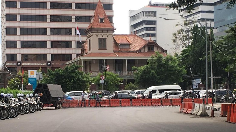 Kedutaan Besar Amerika Serikat (AS) di Jalan Medan Merdeka Selatan, Jakarta Pusat, tutup sementara selama Aksi Bela Palestina.