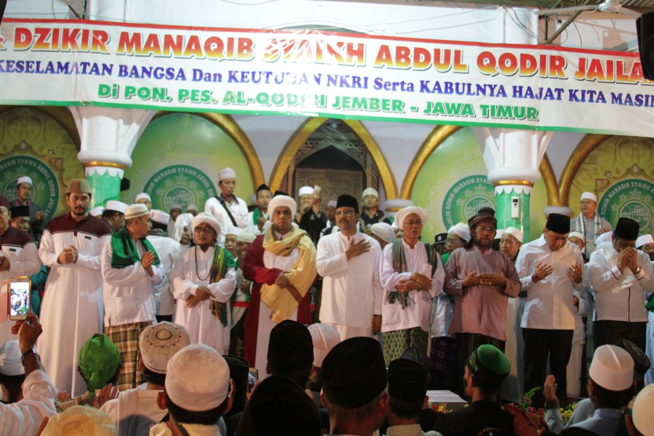 Gus Ipul menghadiri doa dan dzikir malam Jumat Manis di Pondok Pesantren Al Qodiri, Patrang, Jember, Kamis, 10 Mei 2018. 