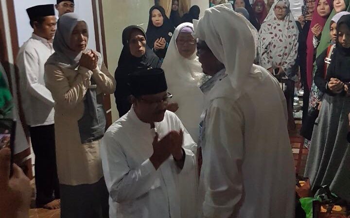 Gus Ipul sowan ke kediaman KH Achmad Muzakki Syah, pengasuh Pesantren Al Qodiri, Kamis, 10 Mei 2018. 