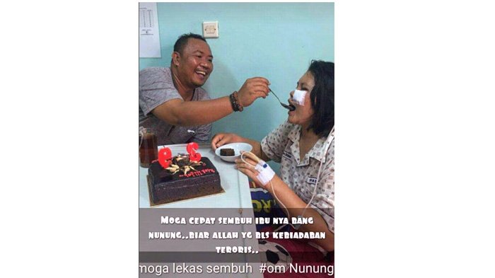 Iptu‎ Polwan Sulastri saat disuapi kue ulang tahun oleh suaminya, Nunung, anggota Brimob Kelapa Dua.