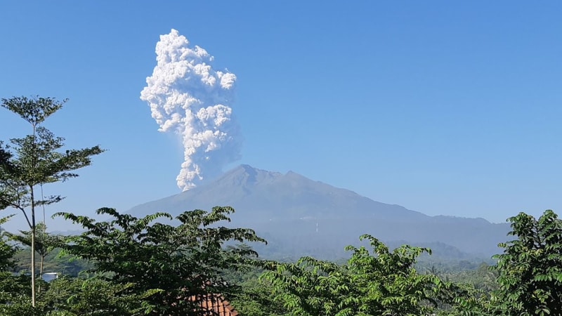 Gunung Merapi mengeluarkan asap tebal pagi tadi. (Foto: Istimewa)