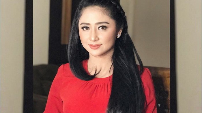 Penyanyi dangdut Dewi Persik.