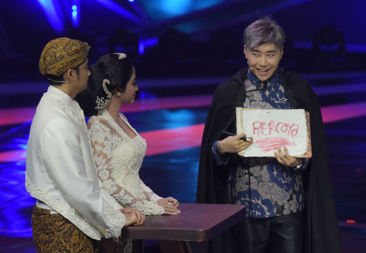 Roy Kisyoshi saat menerawang nasib pernikahan pasangan Dewi Perssik dan Angga Wijaya.