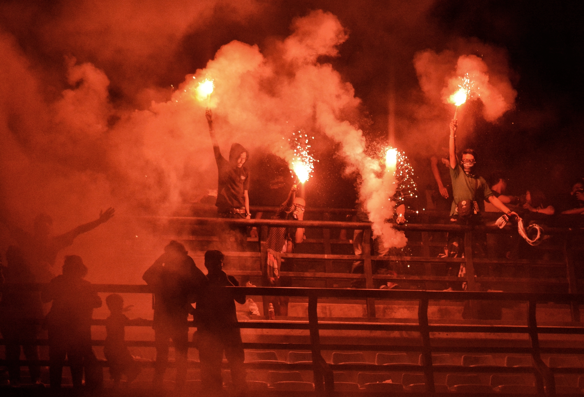 Penyalaan Flare oleh suporter Persebaya saat laga melawan Arema FC. (foto: hrs/ngopibareng)