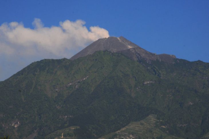 Gunung Merapi mengeluarkan asap putih saat terjadi letusan freatik Jumat 11 Mei 2018. (Foto: Antara)