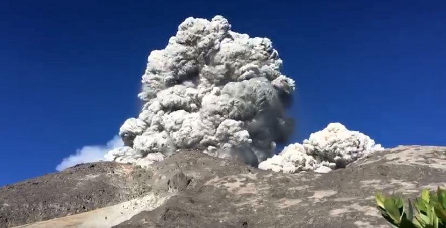 Tangkapan layar Gunung Merapi yang mengalami erupsi freatik yang sempat didokumentasikan pendaki. (Foto: Facebook)