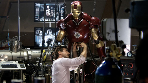 Robert Downey Jr berperan sebagai Tony Stark dengan kostum Iron Man 2008.