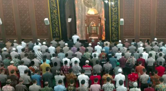 Polda Jatim gelar shalat ghaib atas korban kerusuhan Rutan Mako Brimob dan Kiai sepuh KH Sholeh Qosim, Jumat, 11 April 2018. 