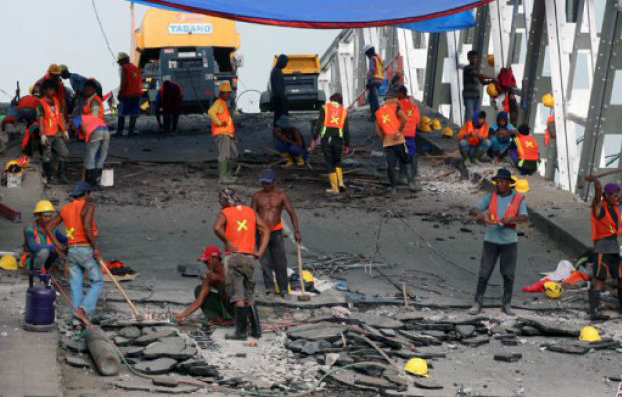 Sejumlah pekerja sedang melakukan perbaikkan Jembatan Widang di Kecamatan Widang, Tuban, Jawa Timur, Sabtu, 21 April 2018. Jembatan yang menghubungkan Lamongan-Tuban ini diperkirakan bisa digunakan menjelang lebaran Idul Fitri. (Foto: Antara) 