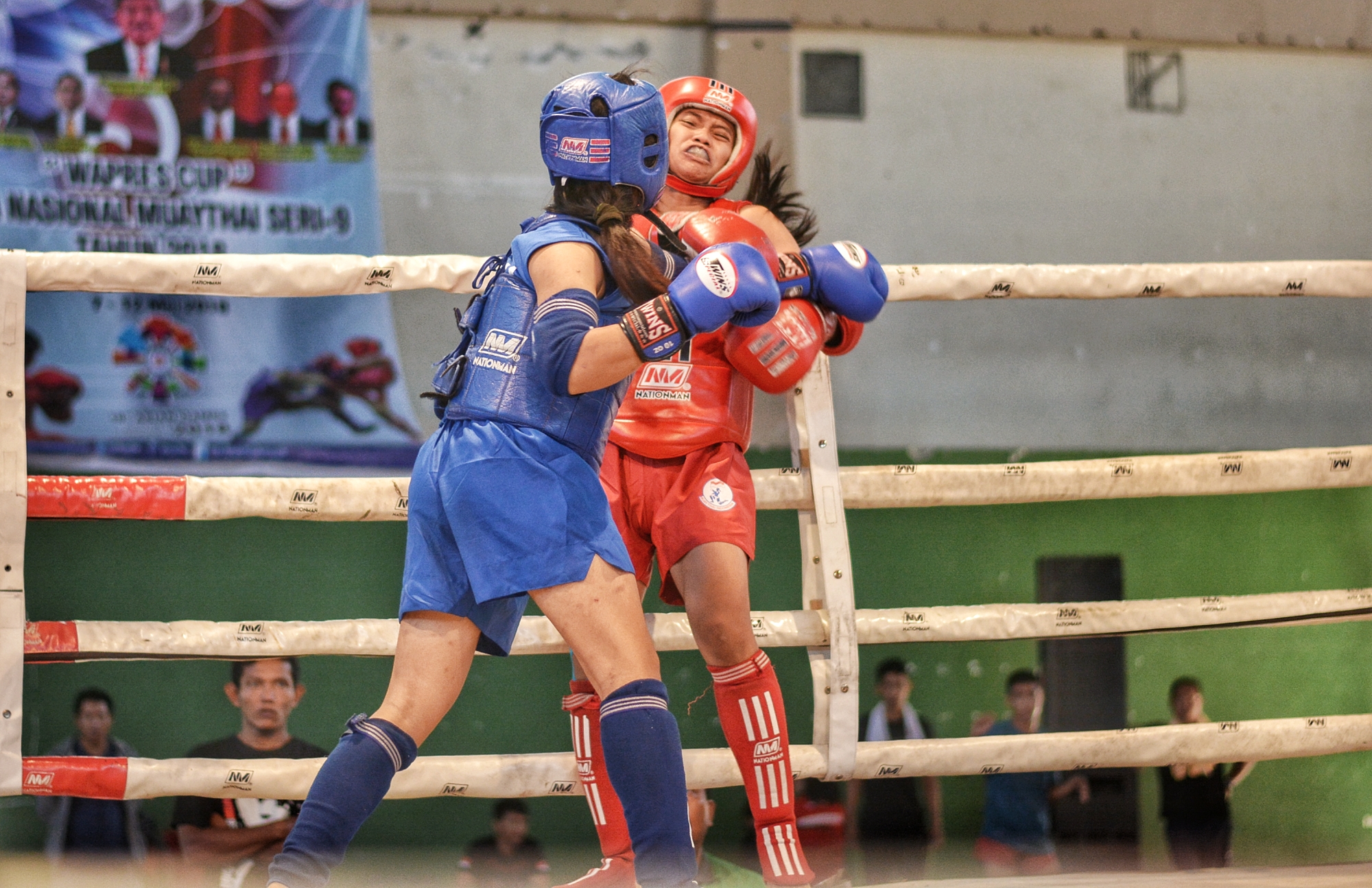 Atlet Muaythai Jatim Putri (merah) saat jalani Liganas 2018. (foto: hrs/ngopibareng)