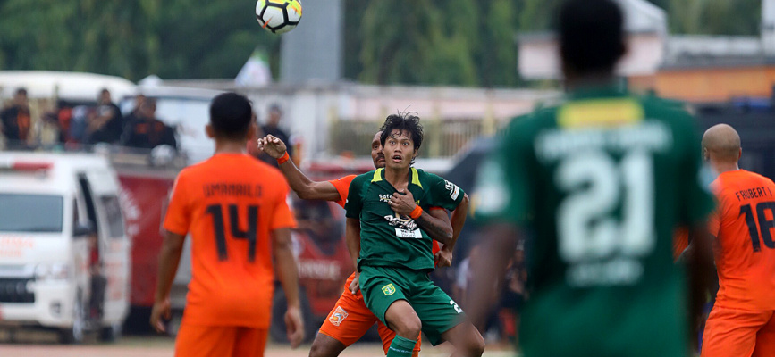 Duel pemain Borneo FC  dengan Persebaya di Stadion Segiri, Samarinda.  