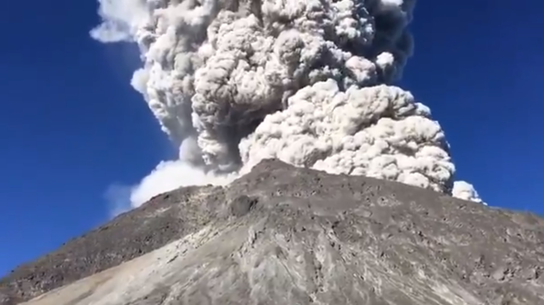 Erupsi freatik Gunung Merapi yang didokumentasikan oleh para pendaki di Pasar Bubrah berjarak 1 km dari puncak kawah, Jumat, 11 Mei 2018. (Foto: Ist)