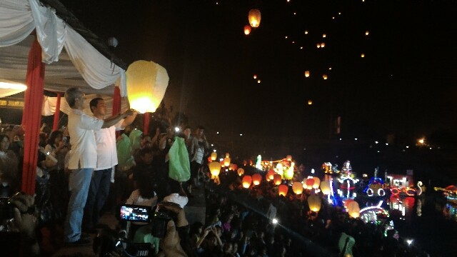 Ribuan lampion menghiasi langit Semarang. foto:istimewa