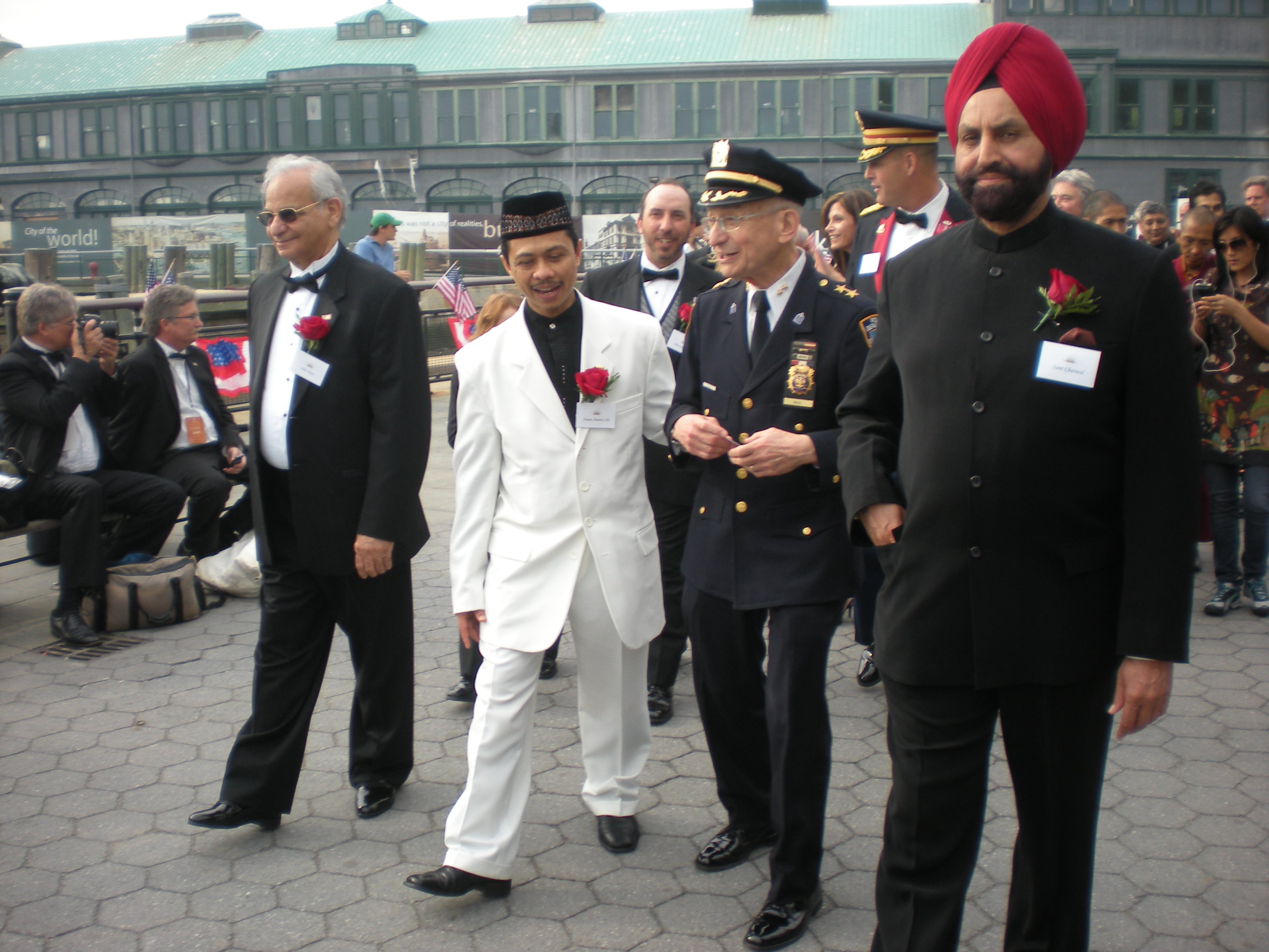 Ustadz Shamsi Ali di antara tokoh agama dan militer di Amerika Serikat. (foto: ist)