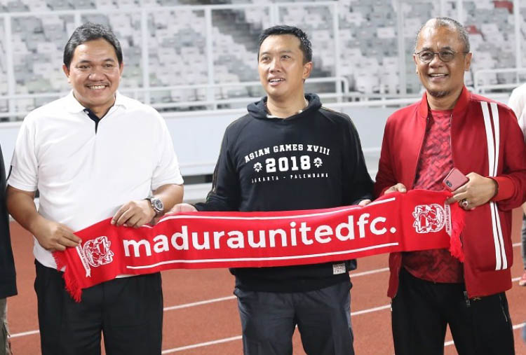 Menpora Imam Nahrawi bersama Presiden Klub Madura United, Achsanul Qosasi dan Manajer Haruna Soemitro