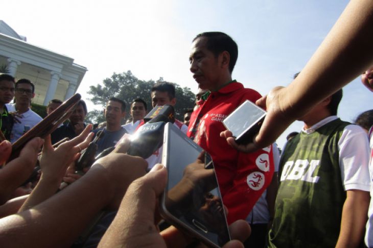 Presiden Joko Widodo saat menyampaikan keterangan pers usai bermain basket bersama para atlet pelajar peserta Dream Basketball League (DBL) di halaman belakang Istana Bogor, Jawa Barat, Sabtu (12/5/2018). (Foto: ANTARA/Joko Susilo)