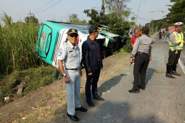  Bus Pariwisata Agam Tungga Jaya yang terguling setelah tabrakan dengan PO Bus MIra di Desa Pelem, Kecamatan Kertosono, Kabupaten Nganjuk, Jatim, Sabtu (12/5). (Foto: Istimewa)