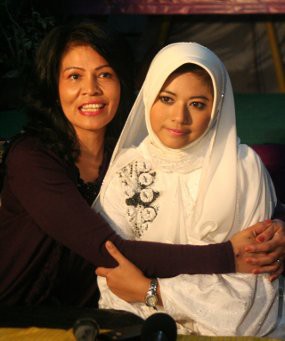 Qory Sandioriva bersama sang ibu, Fariawati.