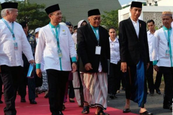 Presiden Joko Widodo saat meninjau tol Gempol - Pasuruan sesi 2 di Pasuruan, Sabtu, 12 Mei 2018. Dalam kunjungannya tersebut Jokowi memastikan tol telah berfungsi dan siap untuk dipakai jalur mudik. (Foto: Biro Pers Presiden)