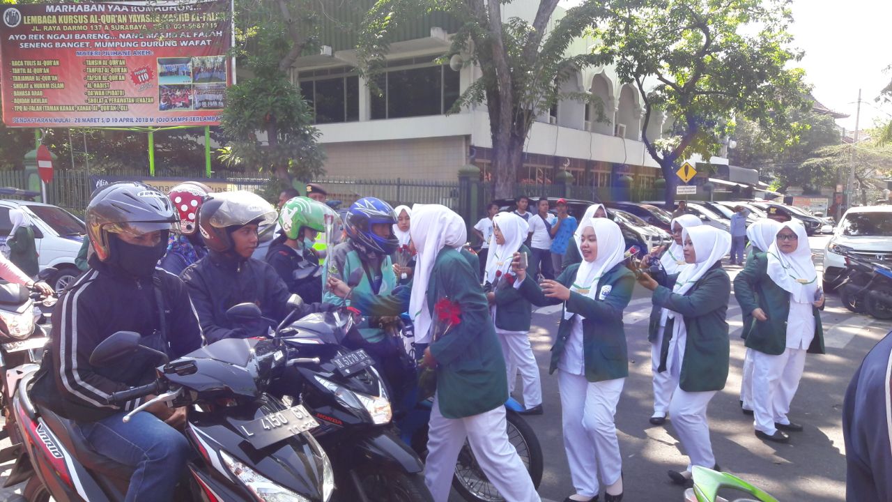 Kepedulian mahasiswa kebidanan UNUSA terhadap bahaya kanker serviks. Kanker ini merupakan pembunuh nomor 1 perempuan di Indonesia. 