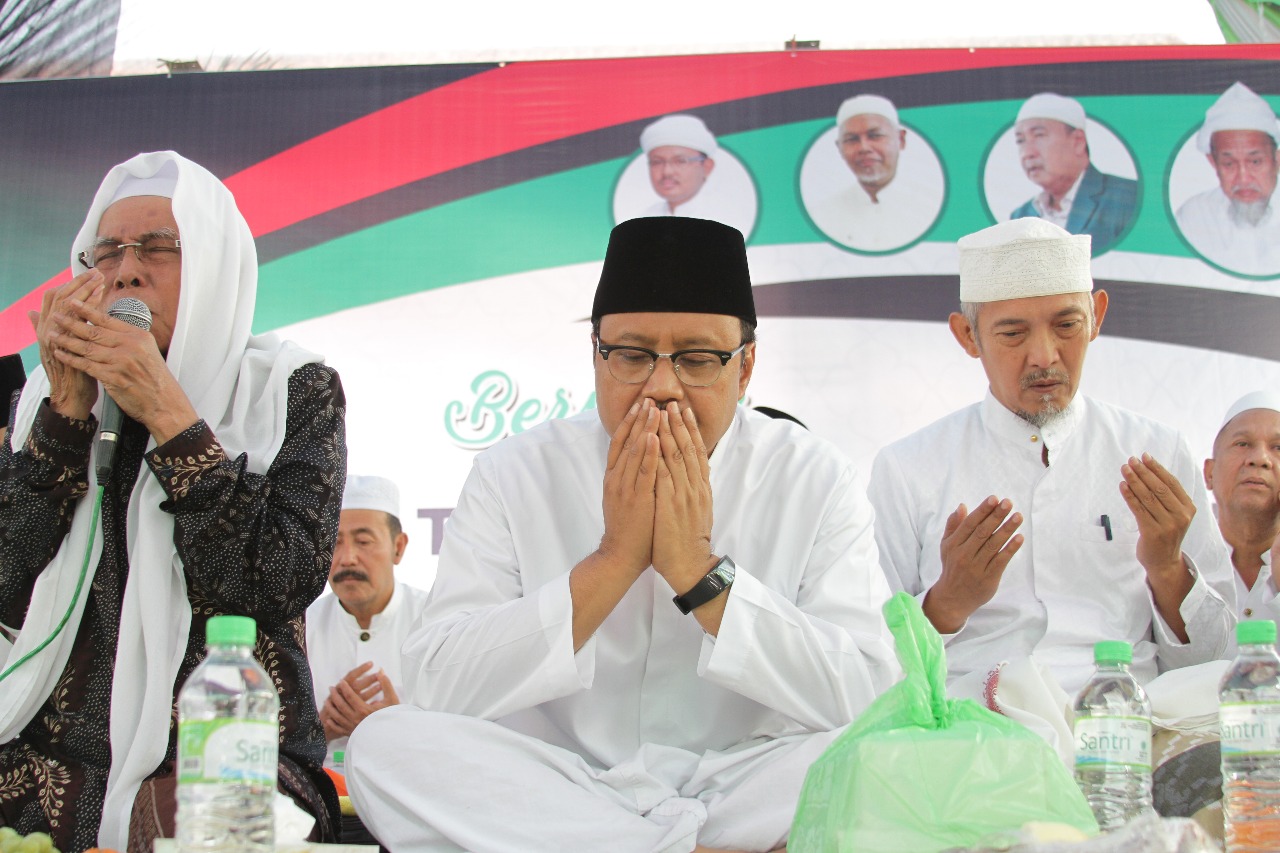 Calon Gubernr Jawa Timur Saifullah Yusuf Berdoa bersama sejumlah ulama dan Kiai.