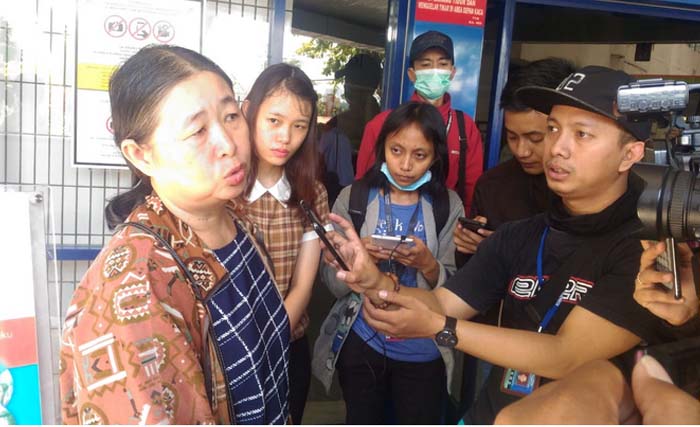 Keluarga korban diwawancara wartawan di RSUD Dr. Soetomo. (foto: tomy/ngopibareng)