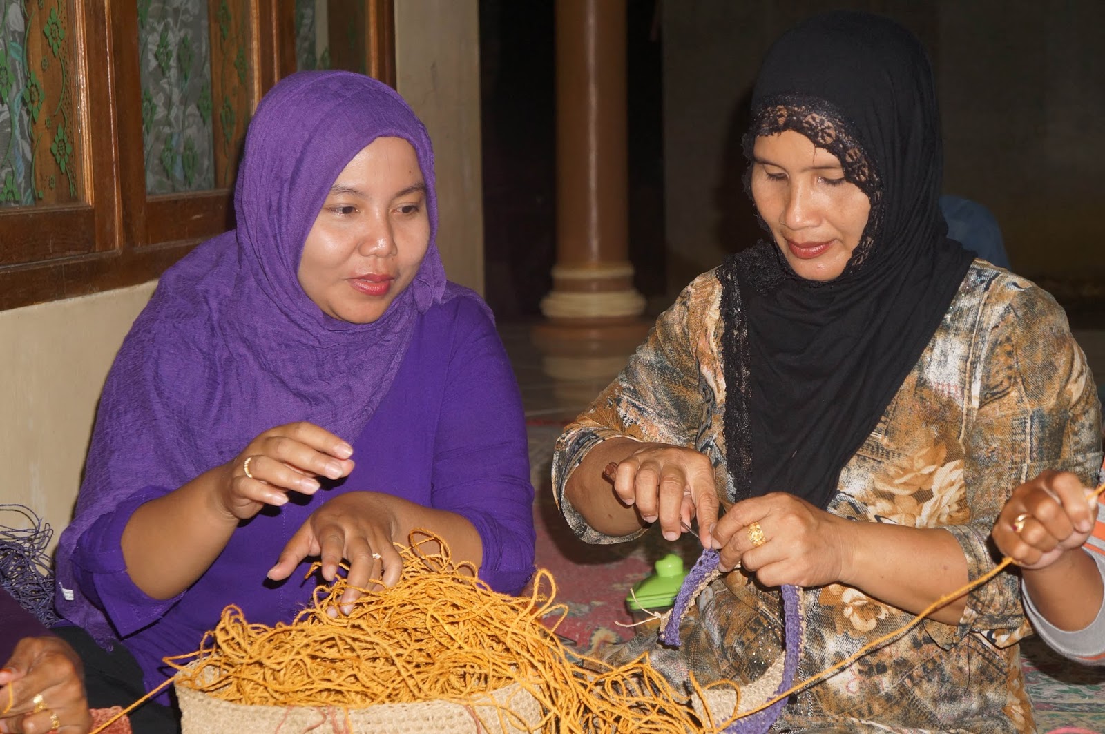 Herlina ketika membuat kerajinan dari daun agel. (Foto: Istimewa)