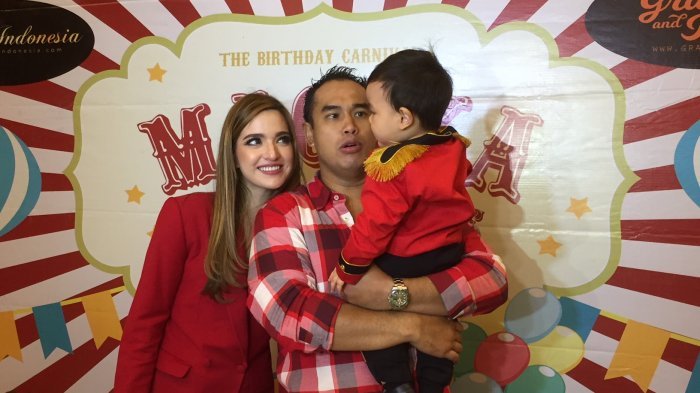 Nia Ramadhani dan Ardi Bakrie bersama anak ketiga mereka. 