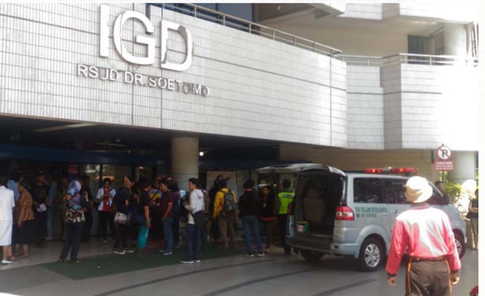 Suasana IGD RSUD Dr. Soetomo saat korban ledakan bom datang untuk dirujuk. (foto: tomy/ngopibareng)